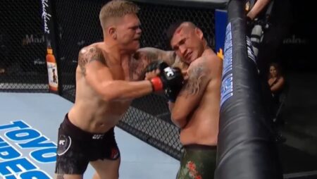 Brutální knokaut loktem! Povedený návrat Chase Shermana do klece UFC (video)