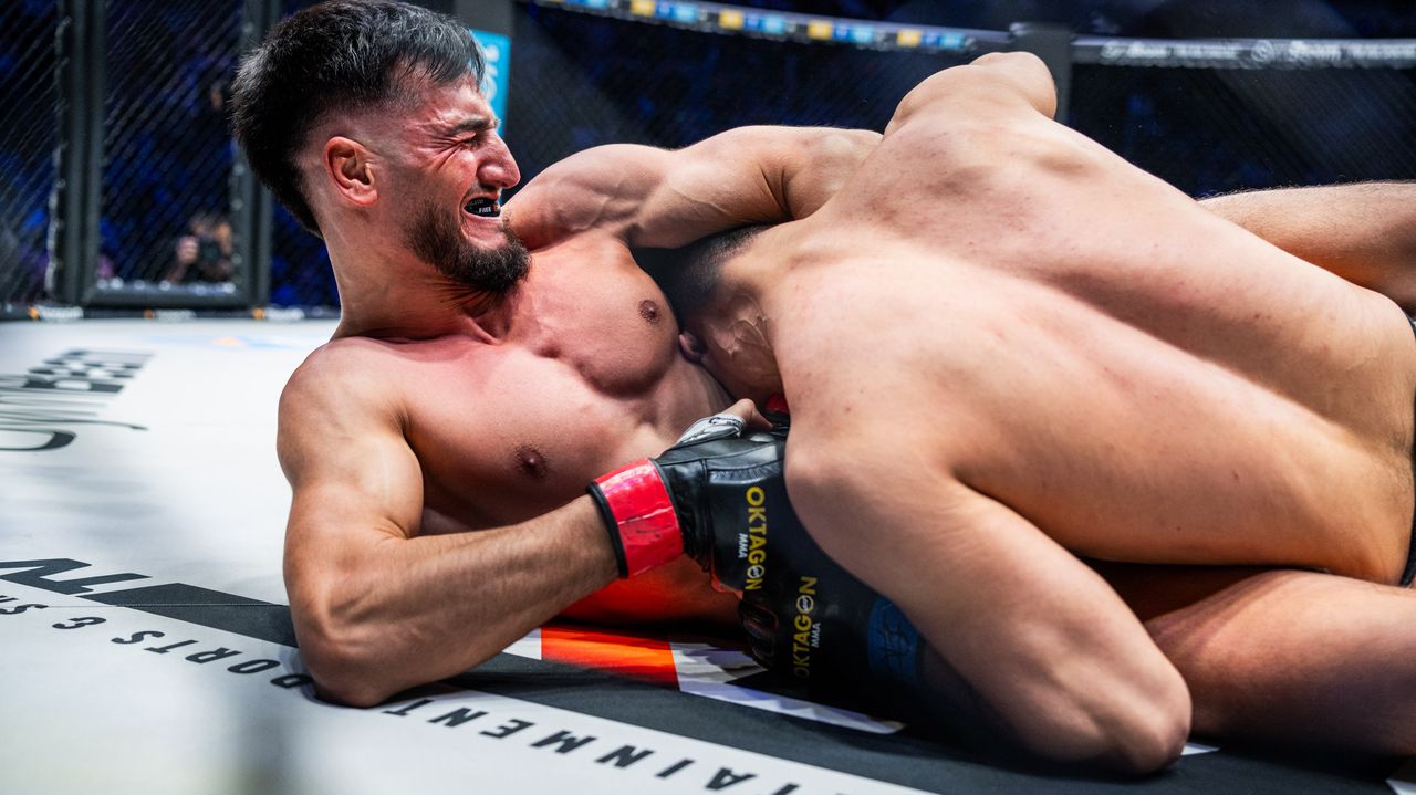 Blesková výhra v OKTAGONU! Německý talent Dulatov uškrtil soupeře za 16 sekund