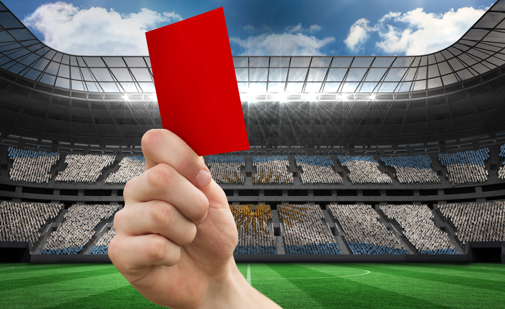 Brankář si spletl fotbal s MMA. Útočníkovi soupeře málem ukopl hlavu