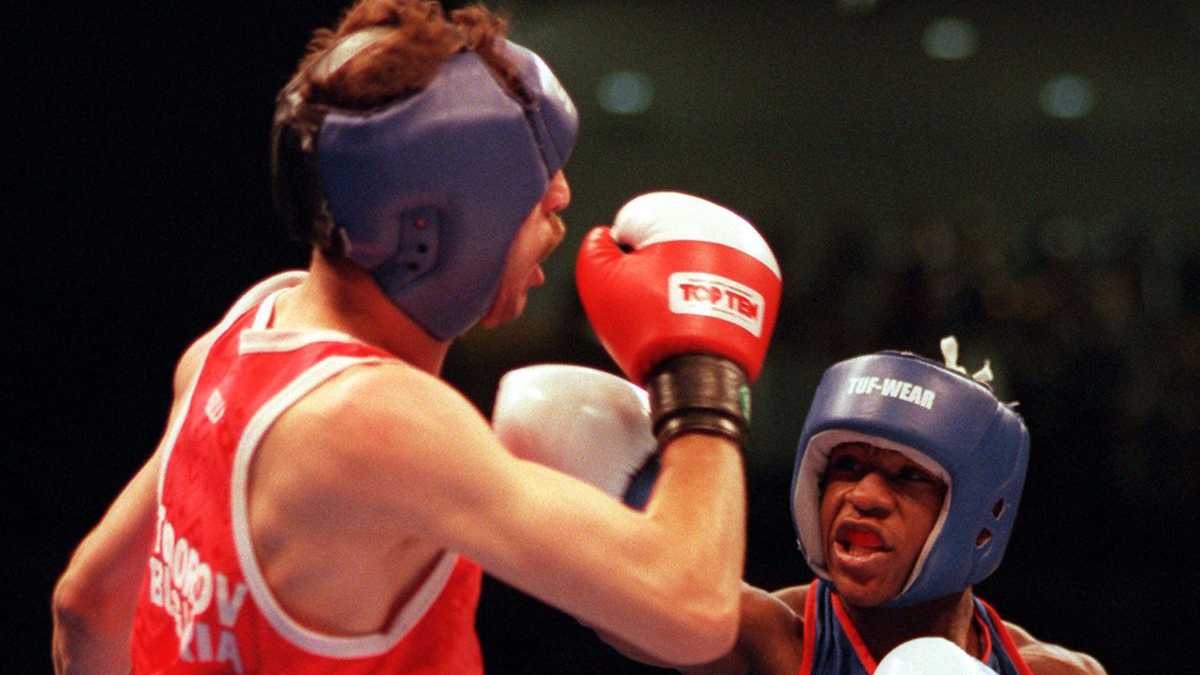 Porazil legendárního Mayweathera. Dnes balí párky za deset tisíc měsíčně