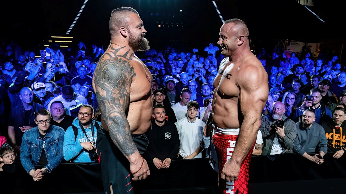 Eddie Hall zničil Pudzianowského za 30 sekund. Výhra britského strongmana ale budí kontroverze kvůli nelegálním úderům