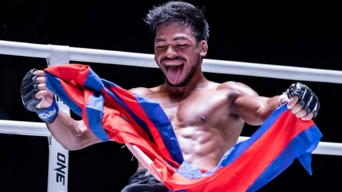 Brutální konec MMA zápasu vyděsil i komentátora. Rozhodčí na turnaji BRAVE totálně selhal