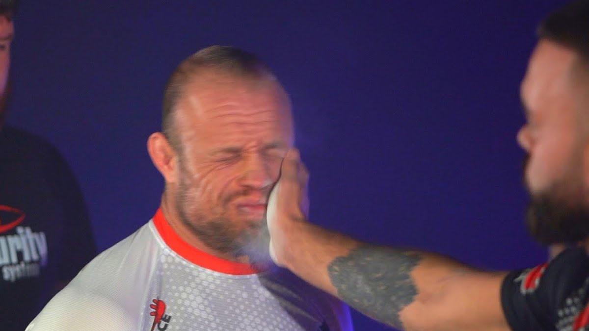 Brutální rána poslala Diega Kotlára k zemi. Organizace Red Face se vrátila k fackované