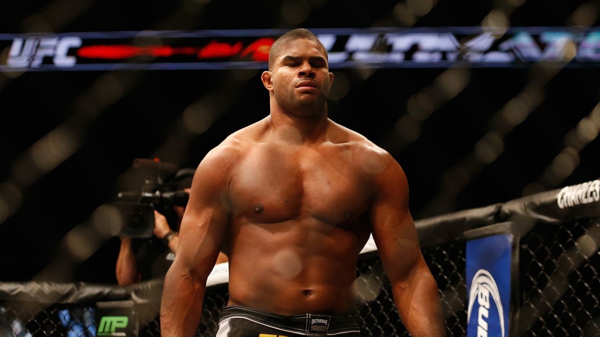 Overeem do toho praštil. Legenda UFC se oženila v pevnosti z Hry o trůny