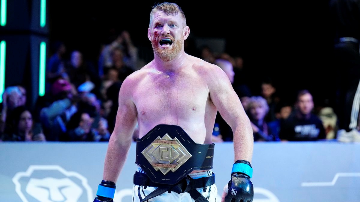 Sam Alvey válcuje svět Karate Combat. Poslal k zemi legendu Tyrona Sponga a vyzval siláka Eddieho Halla