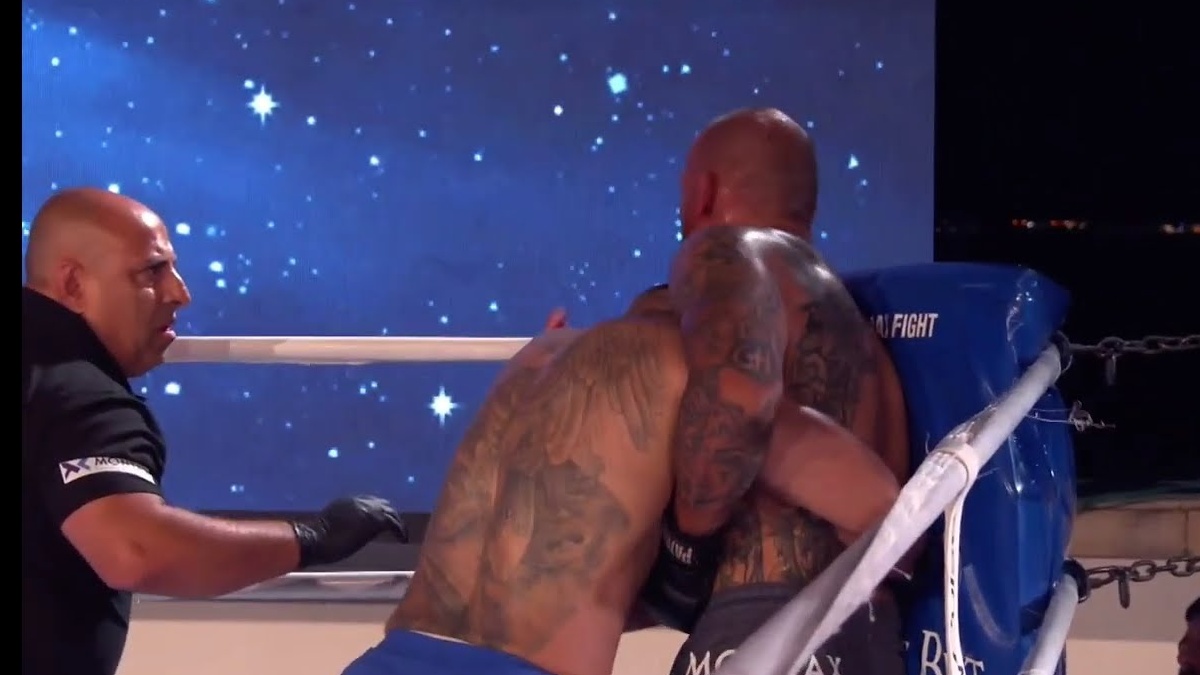 Divočina v Bulharsku. MMA zápas skončil ukousnutým uchem a diskvalifikací