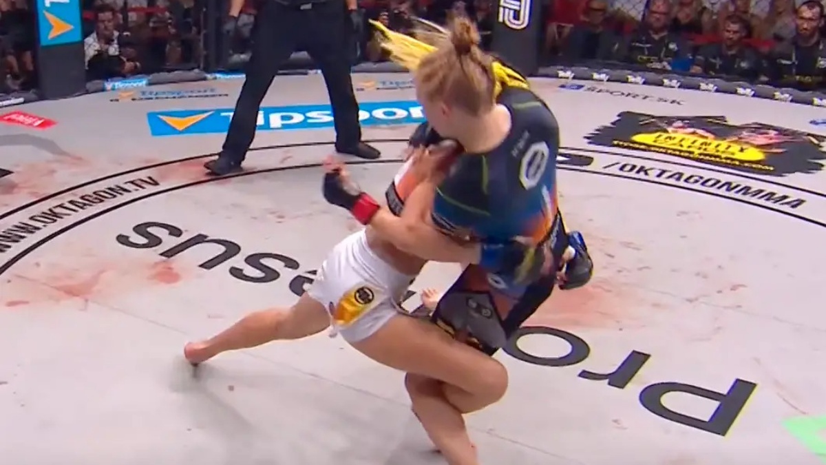 Šampionka Oktagonu Bolander křičela bolestí, ale rozhodčí ji hnal zpět do boje. Teď čelí tvrdé kritice