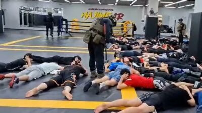 Policejní razie v ruském MMA klubu. Zápasníci míří z tělocvičny rovnou na frontu