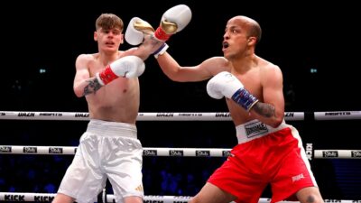 Zápas celebrit se změnil v grotesku. Youtuber se zranil při vlastním úderu, aniž se soupeře pořádně dotkl