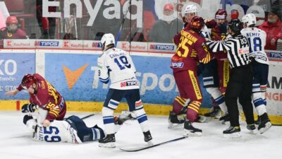 Kanaďan si na Slovensku spletl hokej s MMA. Soupeře chtěl kopnout bruslí