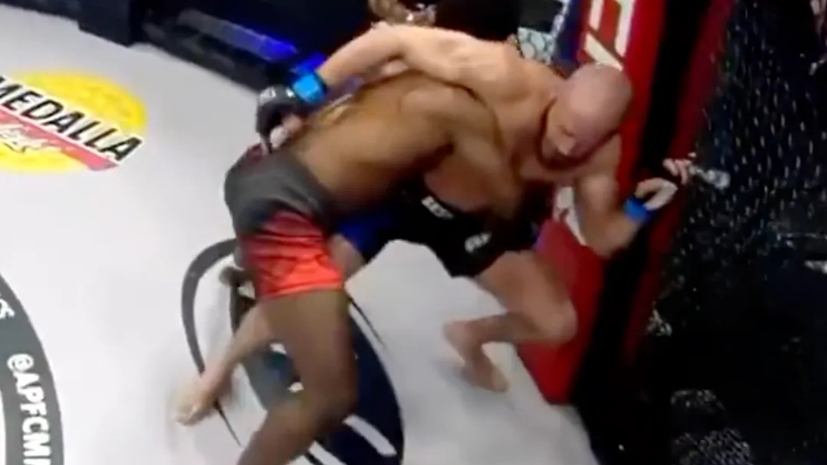 Neuvěřitelná smůla v kleci. Bojovníka MMA neporazil soupeř, ale pletivo