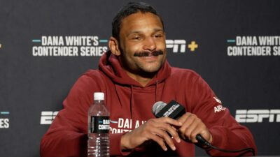 „Nelíbí se mi tvůj věk, ale líbí se mi tvůj styl,“ smál se Dana White. Nakonec dal šestatřicetiletému bojovníkovi kontrakt v UFC