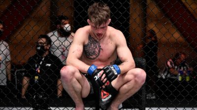 Bojovník UFC zoufale prosil trenéra o ukončení souboje. Zachránil ho až rozhodčí