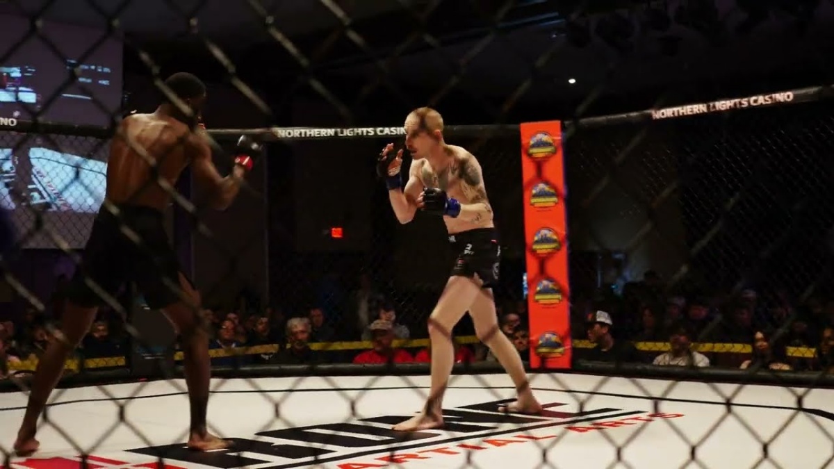 Parádní lekce fair play v kleci MMA: Bijec zastavil úder v poslední chvíli, zabránil tak nejhoršímu