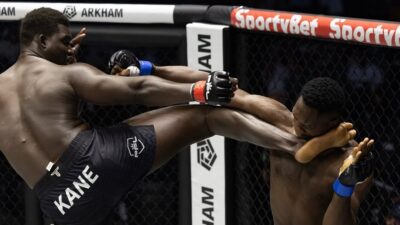 Senegalský obr se blýskl kopem na hlavu, až diváky zamrazilo. Kane soupeře úplně vypnul