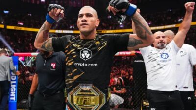 Asi nemohl sehnat hlídání. Fanoušek s novorozencem se stal virální hvězdou galavečera UFC 320