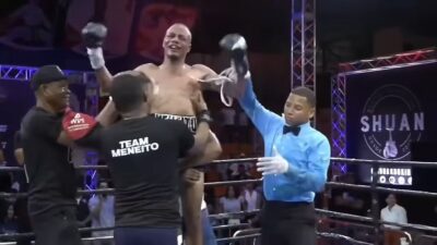 Rozhodčí dostal v ringu pořádnou nakládačku. Zachránil se skokem mezi diváky