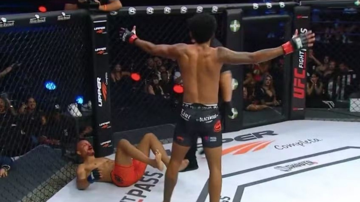 Skandál v kleci MMA. Sudí nereagoval na brutální KO a nechal bezbranného bojovníka dál inkasovat