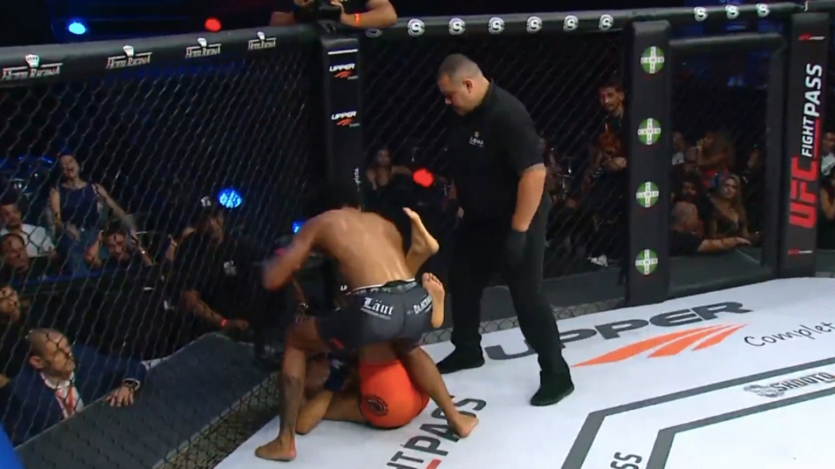 Skandál v kleci MMA. Sudí nereagoval na brutální KO a nechal bezbranného bojovníka dál inkasovat
