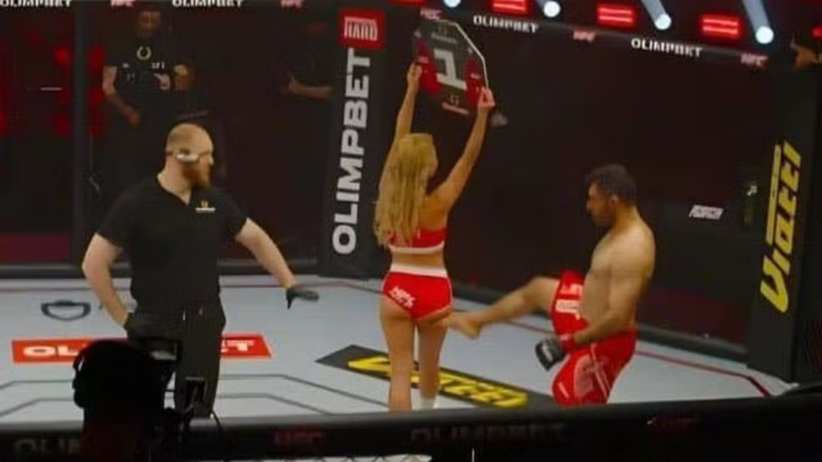Íránskému bojovníkovi přeskočilo. V kleci nakopl ring girl