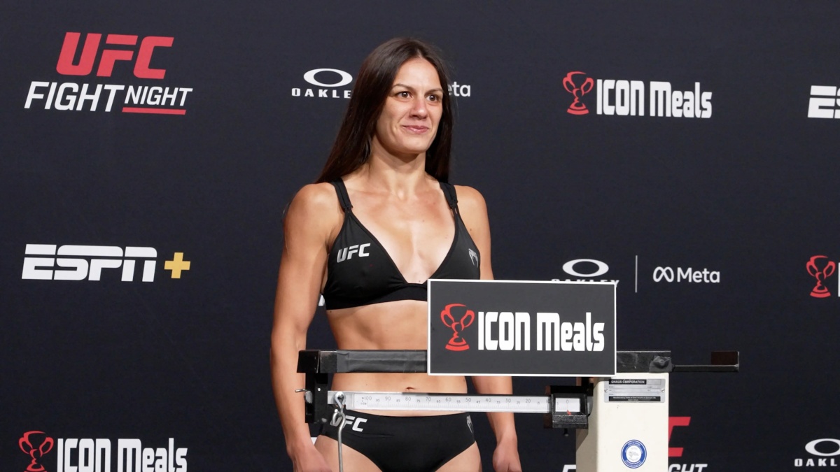 Bojovnici MMA vyhodili z gymu kvůli jejím křivkám. Dnes díky nim Alice Ardelean vydělává statisíce