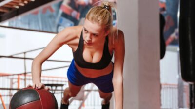 Cvičila v gymu nahoře bez. Chudák trenér nevěděl, kam s očima