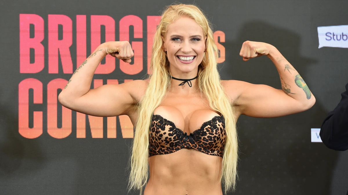 Boxerská kráska šla do spodního prádla. Ebanie Bridges opět dráždí svými křivkami