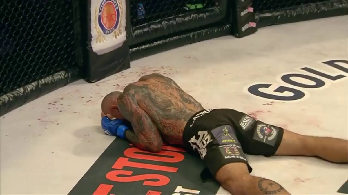 Rozlouskl soupeři hlavu jako ořech. Michael Page předvedl koleno z pekla