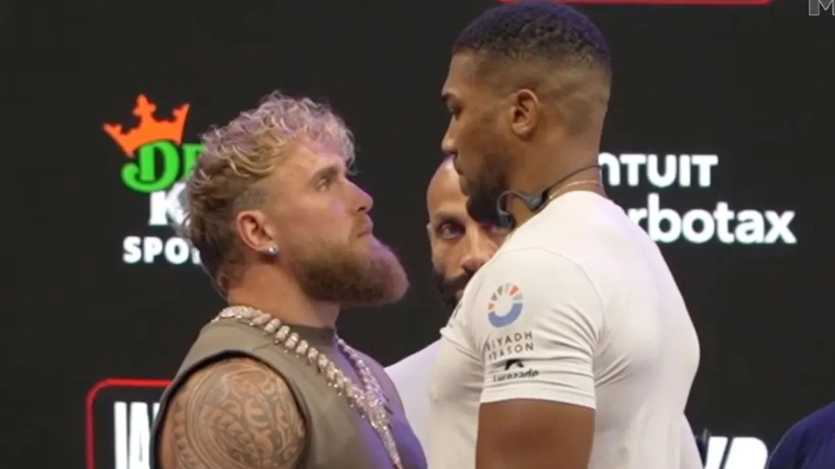 Joshua během staredownu s Paulem vypadal jako obr. Američan si patrně ukousl až příliš velké sousto