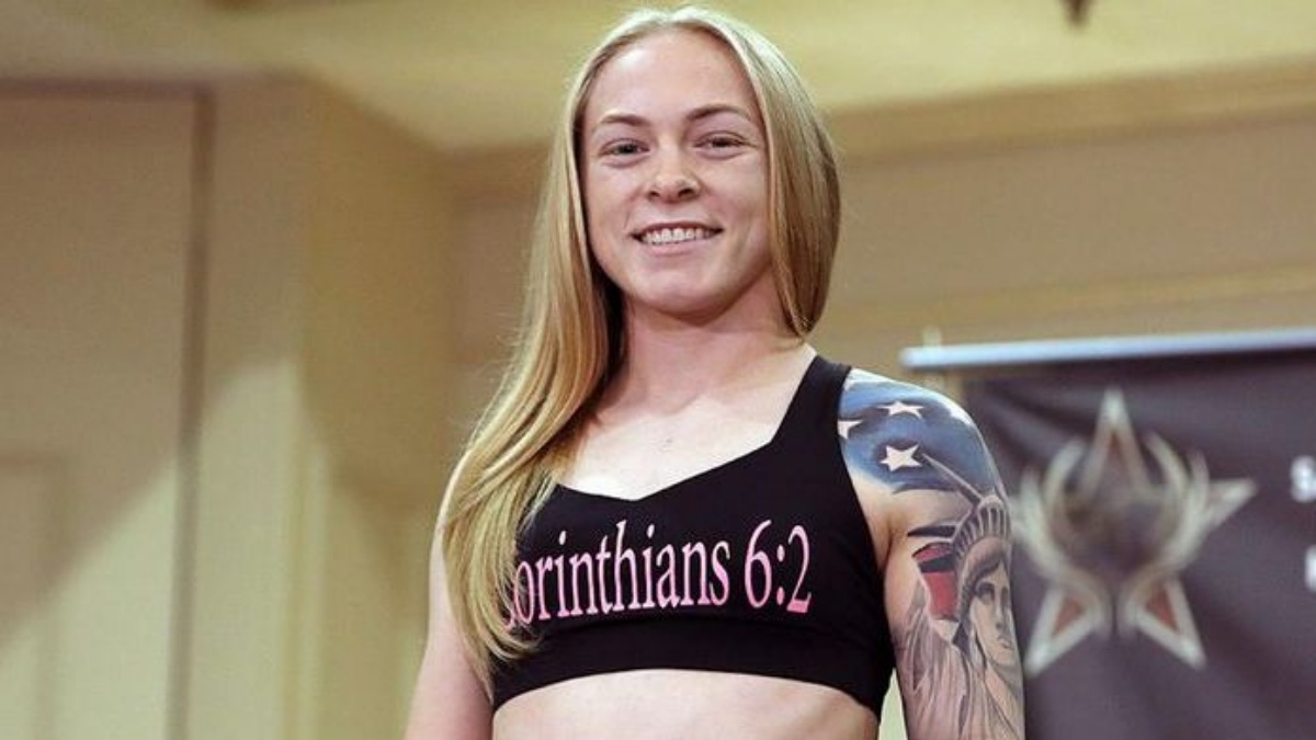 Nestydí se. Krásná bojovnice Kay Hansen ráda provokuje svými odhalenými křivkami