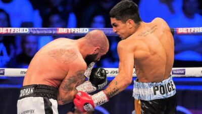 Boxerský rozhodčí odmítl ukončit zápas, i když přiletěl ručník. Hodil jej zpět a nechal v souboji pokračovat