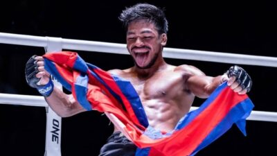 MMA rozhodčí totálně selhal. O ukončení zápasu ho prosili i komentátoři