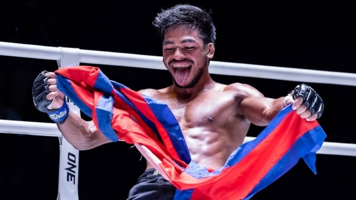 MMA rozhodčí totálně selhal. O ukončení zápasu ho prosili i komentátoři