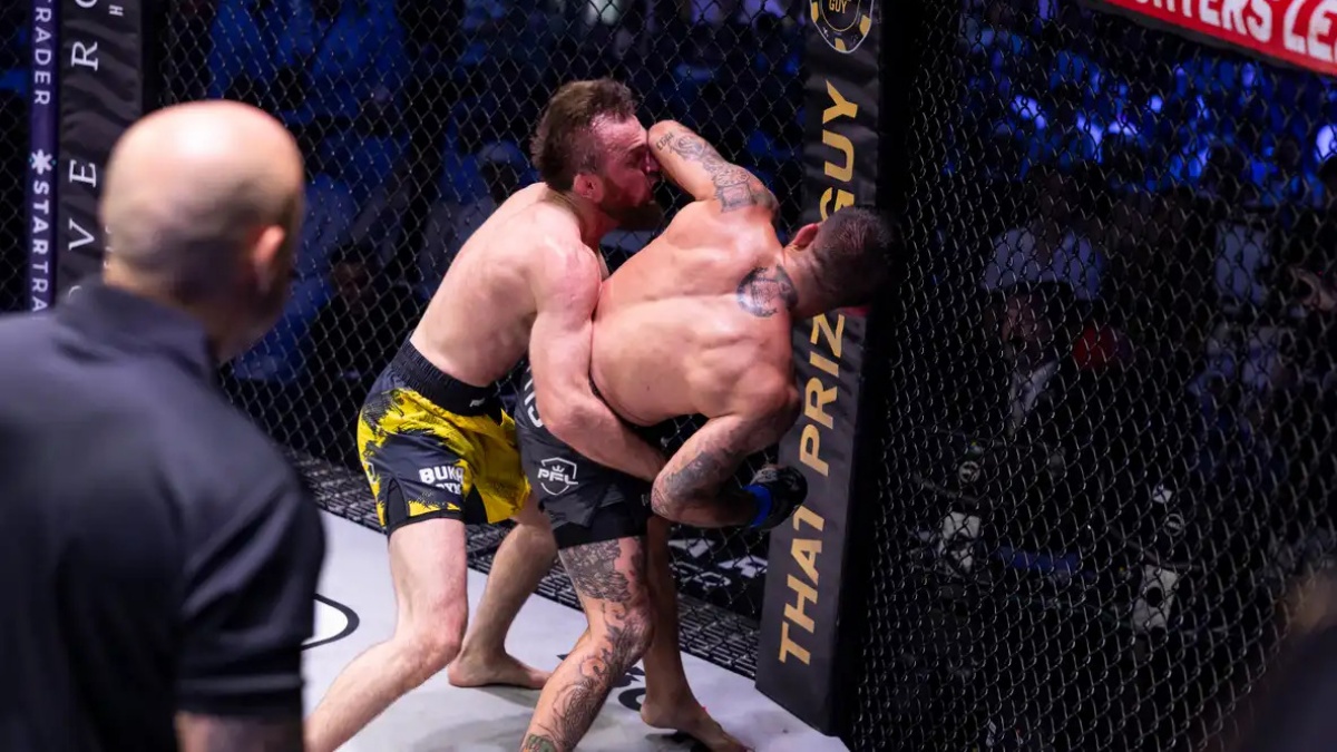 Tvrdý loket z otočky a smrtící rána na konec. Američan Pettis neměl s Rusem žádné slitování