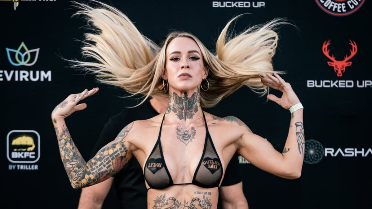 Potetovaná boxerka odhodila oděv i zábrany. Taylor Starling provokovala na pláži