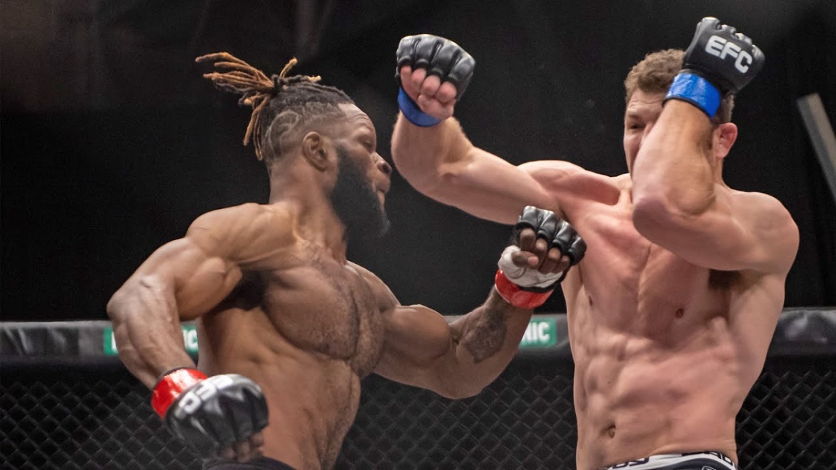 Rozhodčí to v kleci MMA pořádně schytal. Po tvrdém háku šel k zemi