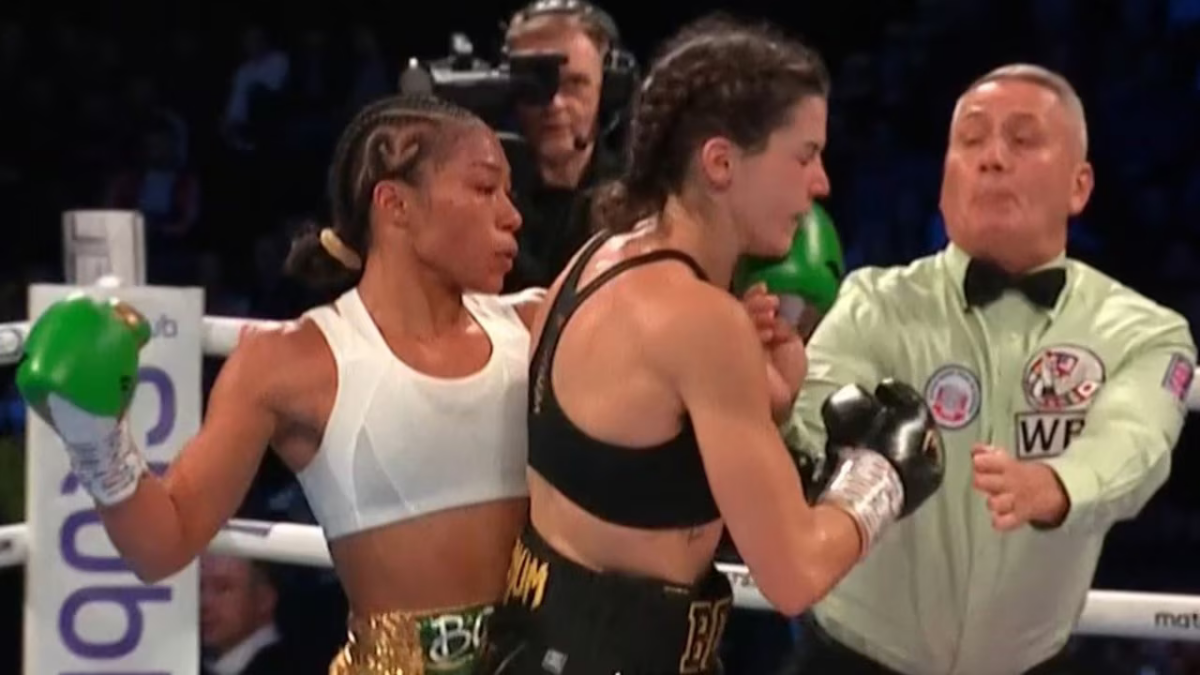 Parádní zásah rozhodčího v ringu. Přerušil zápas na poslední chvíli a zabránil tak nejhoršímu