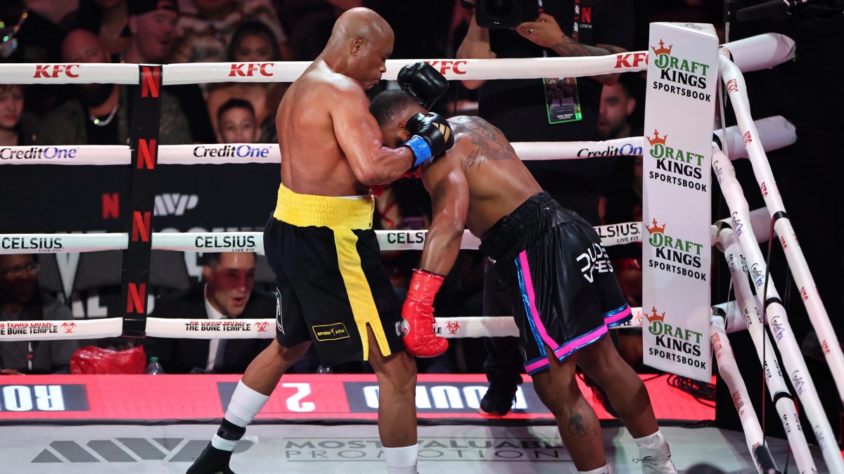 Anderson Silva znovu ohromil svět. V 50 letech tvrdě ukončil Tyrona Woodleyho