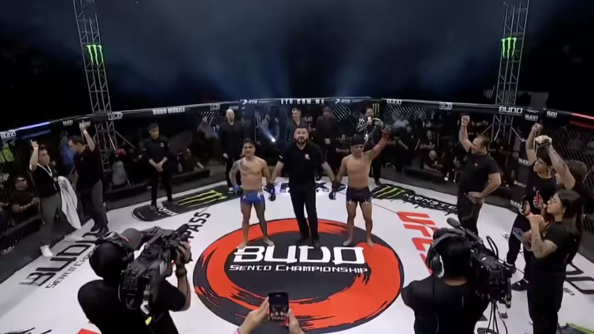 Bojovník předvedl děsivý zkrat. Klečícímu soupeři málem ukopl hlavu