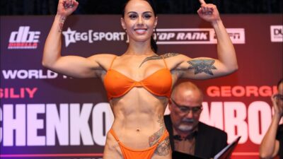 Krásná boxerka se nestydí. Cherneka Johnson se na vážení nebojí odhalit víc, než je třeba