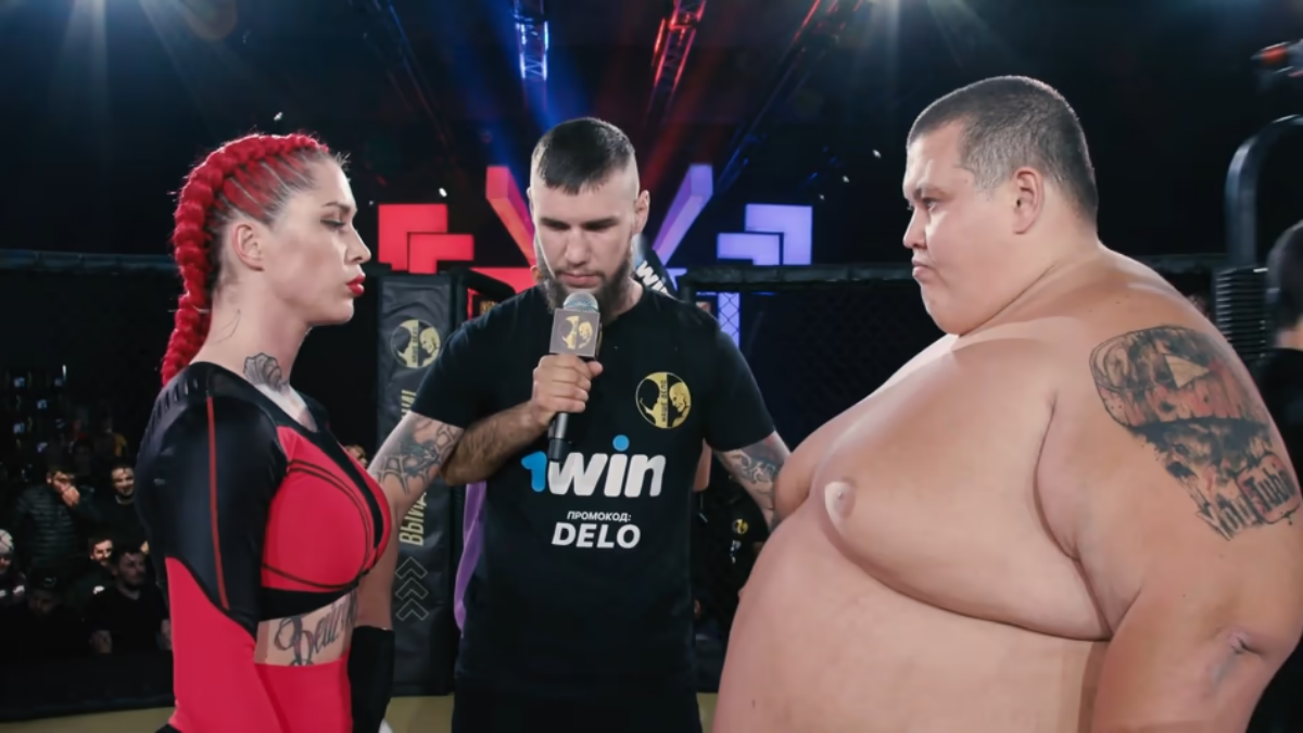 Ruský bizár v akci: Tlouštík vážící 240 kg se utkal s bojovnicí MMA