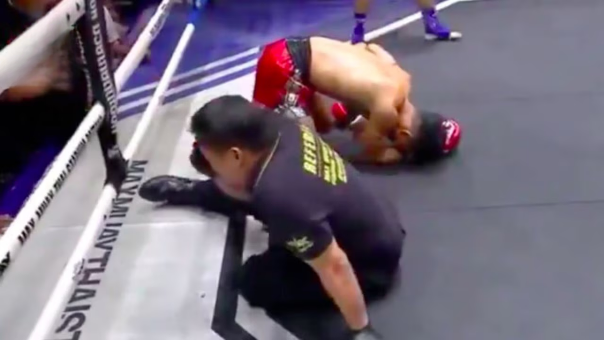 Bojovník mlátil soupeře hlava nehlava. V zápalu boje tvrdě knokautoval i rozhodčího