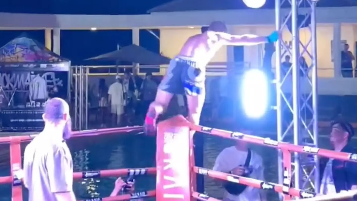 Radost z výhry utnul děsivý moment. Bojovníka v ringu zasáhl elektrický proud