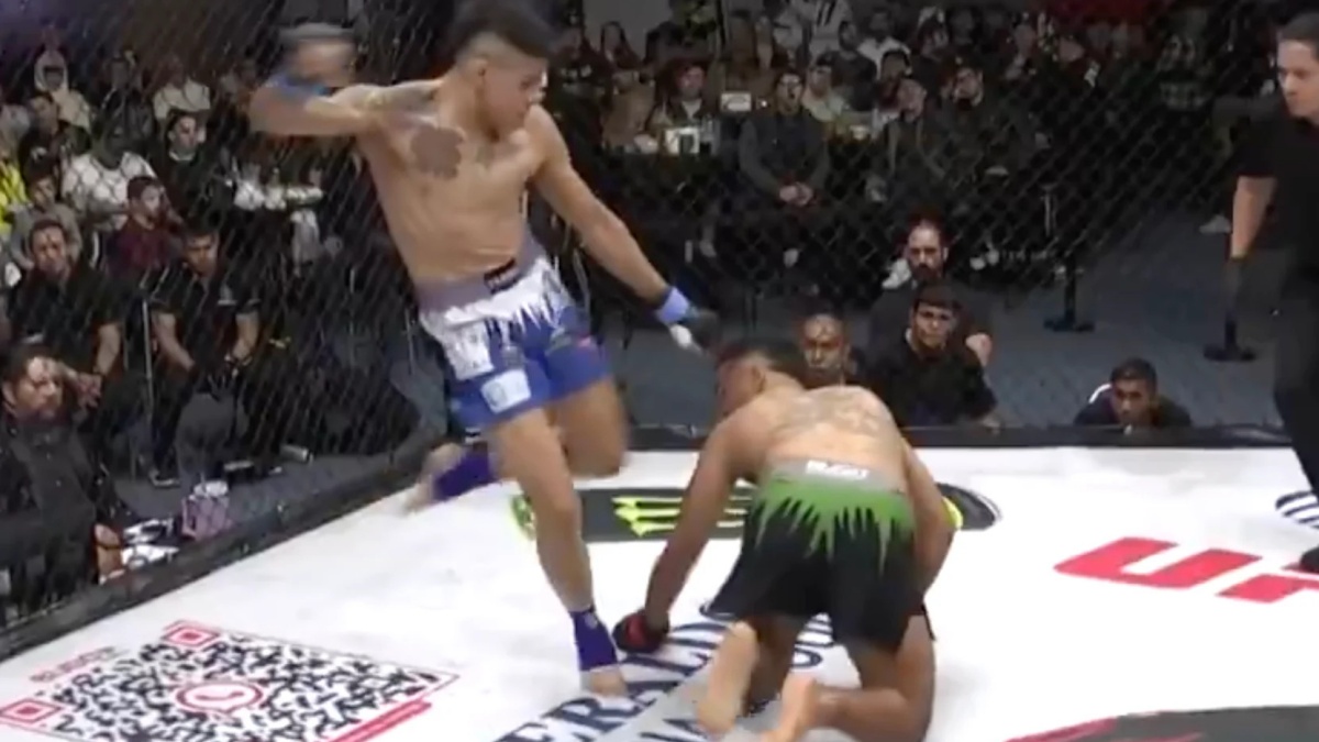 Bojovník předvedl děsivý zkrat. Klečícímu soupeři málem ukopl hlavu
