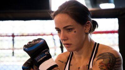 Bojovnice se na vážení pochlubila svým pozadím. Spodní prádlo Jessicy-Rose Clark toho moc nezakrývalo