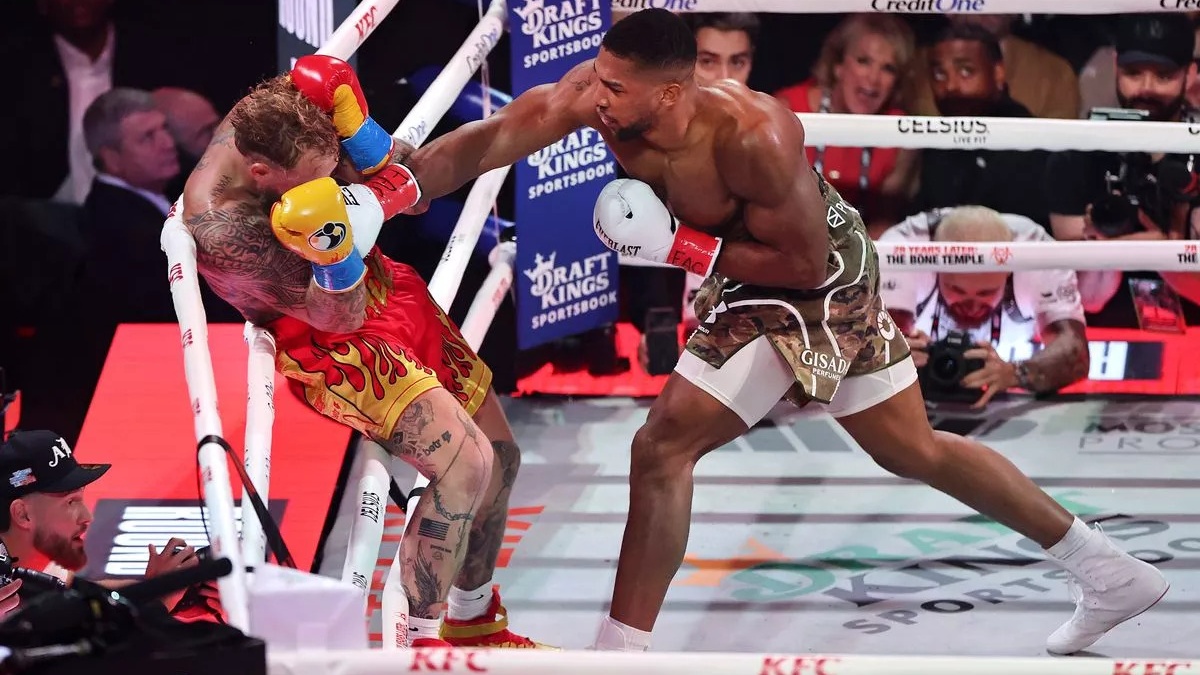 Anthony Joshua zlomil odhodlání i čelist Jakea Paula. Konec přišel v šestém kole