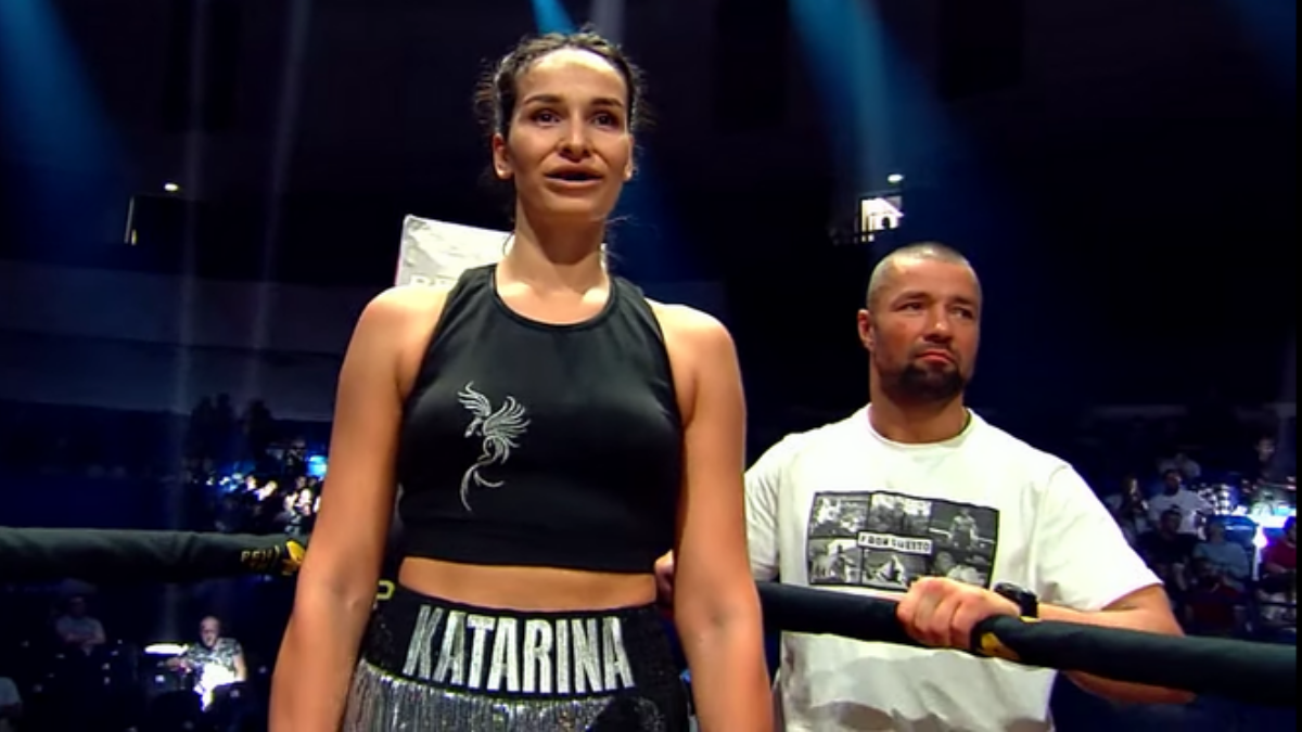 100kilová kickboxerská fešanda řádila. S hvězdou UFC si pohrála jako s hadrovou panenkou