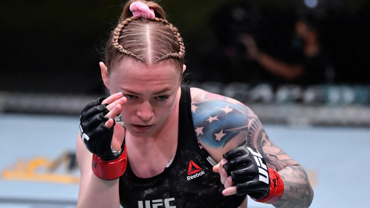 Nestydatá bojovnice si nedá pokoj ani před Vánocemi. Kay Hansen je pěkný dáreček