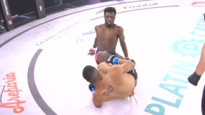 Nejbizarnější prohra v historii MMA. Bojovník si sám zapletl nohy tak, že musel odklepat