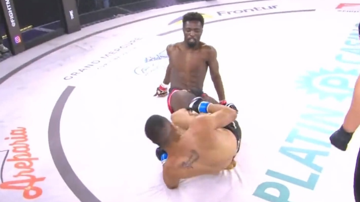 Babica versus Pohlreich: Kuchaři spolu měli dlouholetý spor. Došlo i na veřejné ponižování 2 Nejbizarnější prohra v historii MMA. Bojovník si sám zapletl nohy tak, že musel odklepat